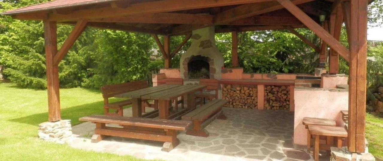 Apartmanovy Dum Obecna Skola Svetlik Extérieur photo