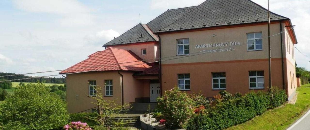 Apartmanovy Dum Obecna Skola Svetlik Extérieur photo
