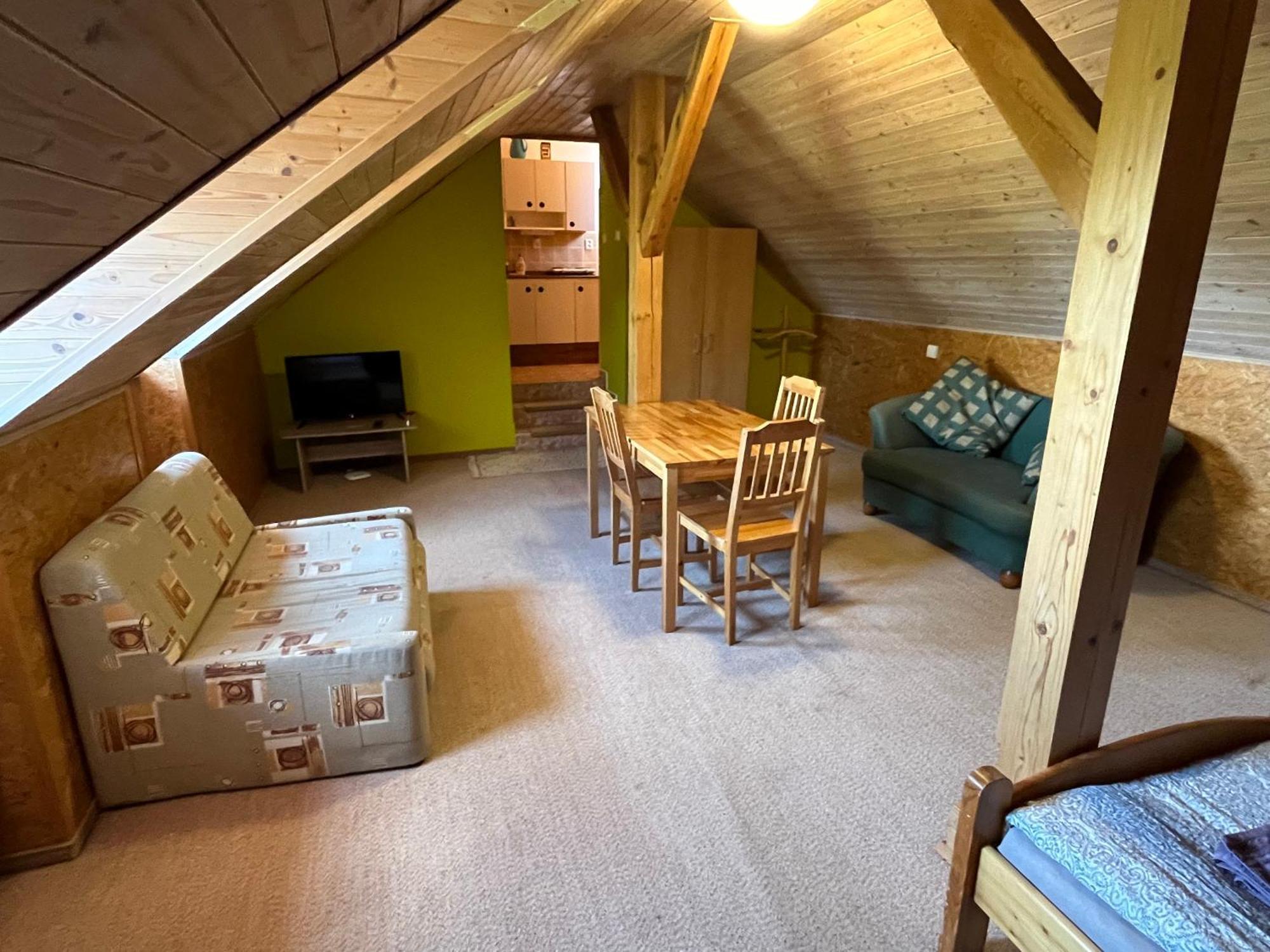 Apartmanovy Dum Obecna Skola Svetlik Extérieur photo