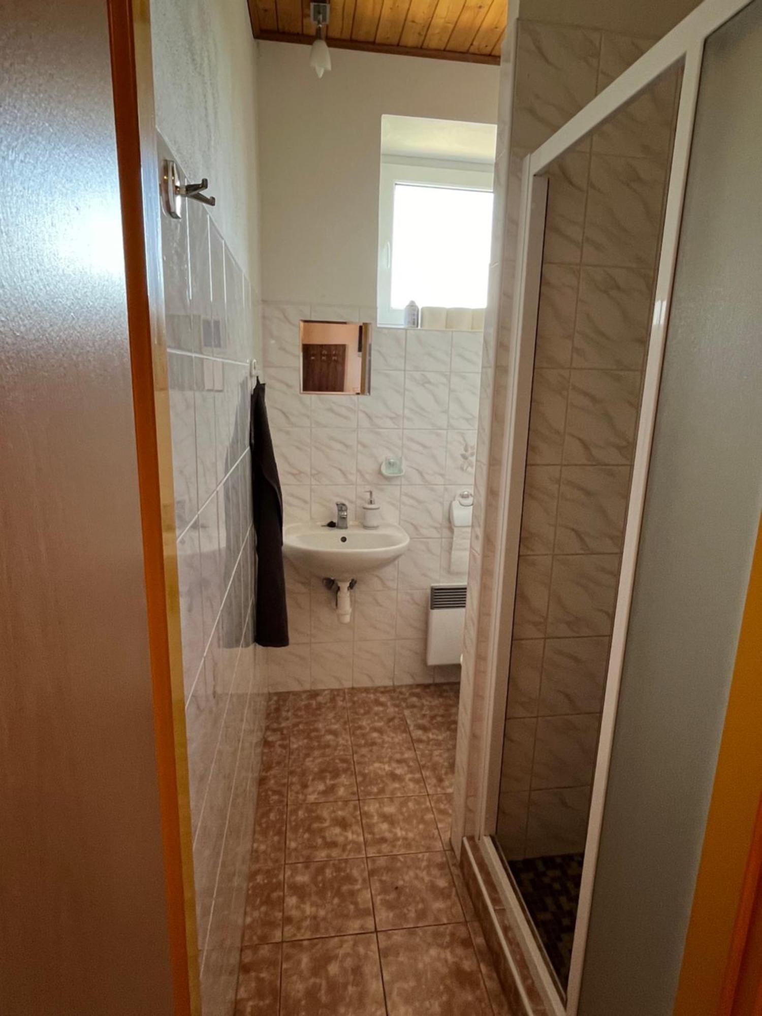 Apartmanovy Dum Obecna Skola Svetlik Extérieur photo
