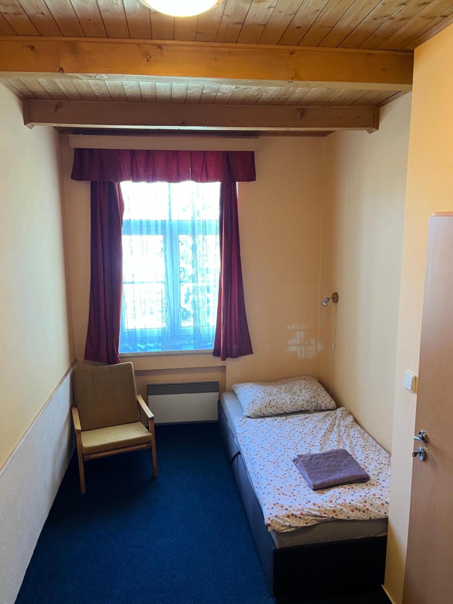 Apartmanovy Dum Obecna Skola Svetlik Extérieur photo